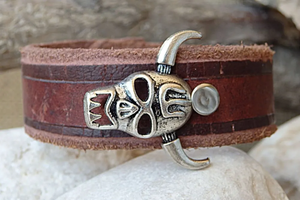 Skull leather bracelet.